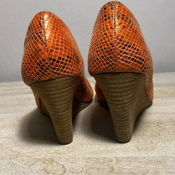 Kenneth Cole Reaction faux orange snakeskin size 8 wedge. “Side Street” line - Picture 6 of 8